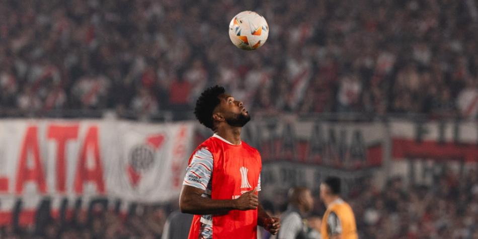 Miguel Borja en calentamiento con River Plate