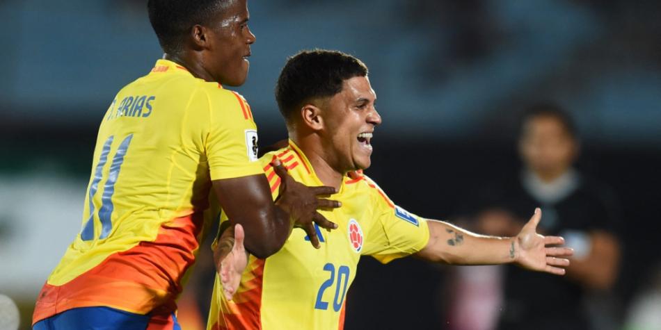 Juan Fernando Quintero celebra gol a Uruguay