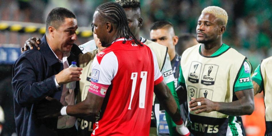 Hugo Rodallega discute con Efraín Juárez