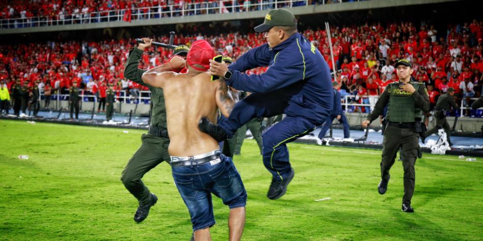 Violencia y disturbios hinchas América vs Nacional