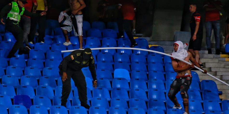 Violencia y disturbios hinchas América vs Nacional