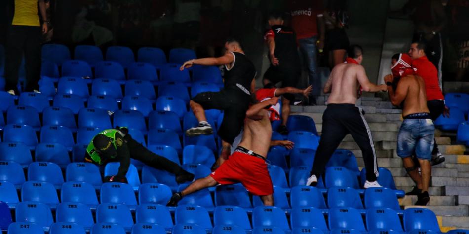 Violencia y disturbios hinchas América vs Nacional