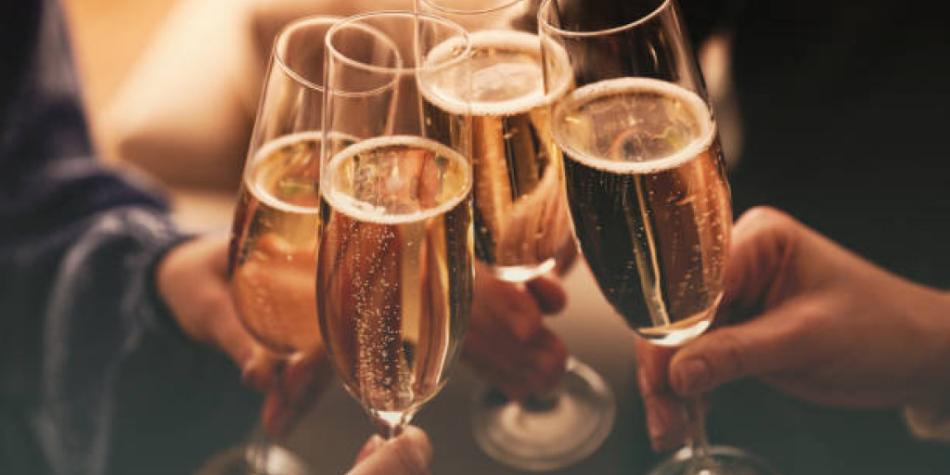 ¿Qué tan saludable es beber champagne en Año Nuevo, según ChatGPT?