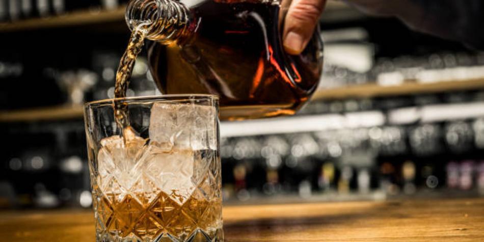 Whisky o aguardiente: ¿cuál es peor para la salud, según ChatGPT?