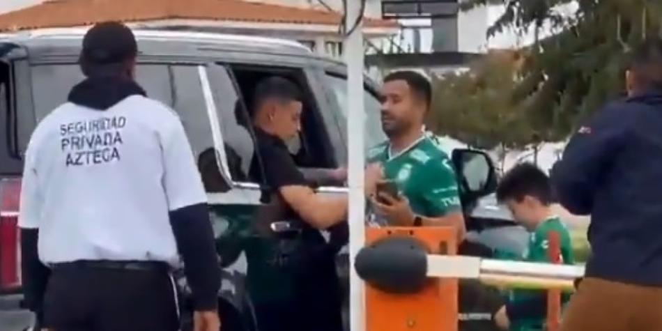 James Rodríguez firmó autógrafos a hinchas de León