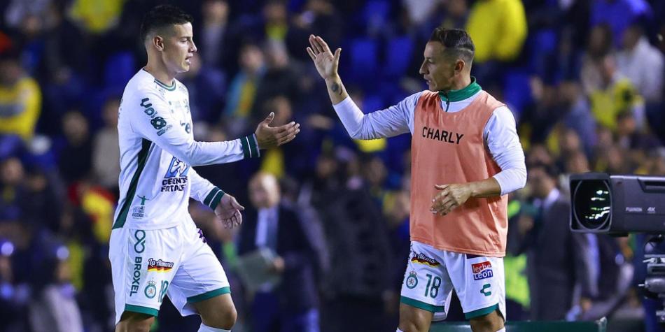 James Rodríguez saluda a Andrés Guardado