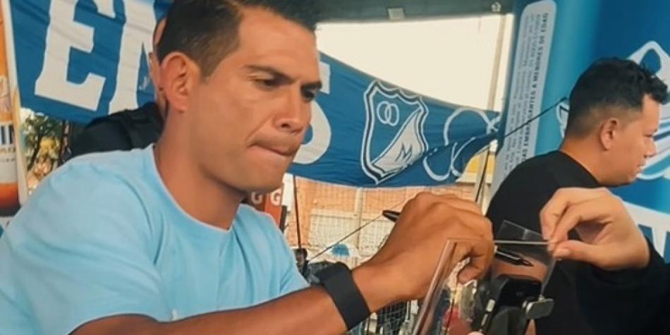 Mackalister Silva firma autógrafo a hincha de Millonarios