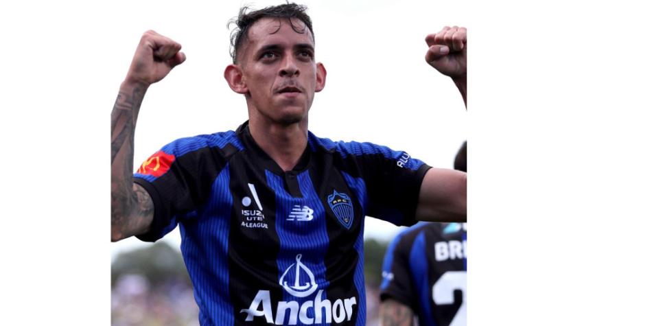 Néyder Moreno celebra gol con Auckland FC