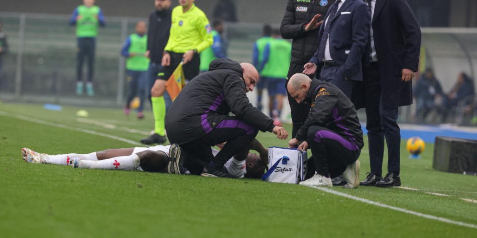Moise Kean es atendido por los médicos