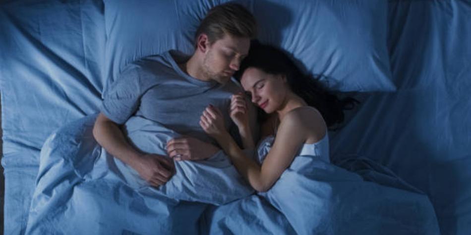 ¿Dormir en pareja o solo?