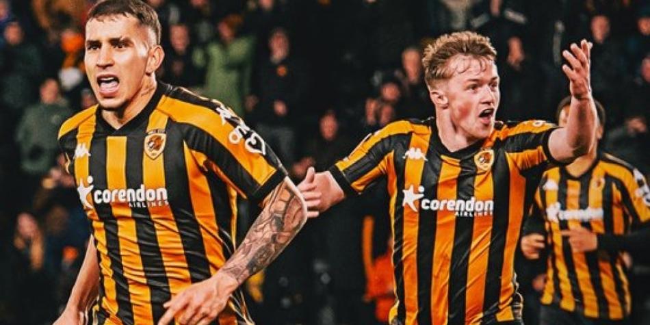 Gustavo Puerta [izquierda] celebra gol con Hull City