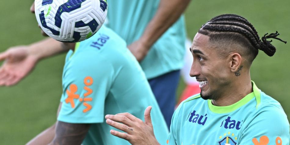 Raphinha en práctica de la selección brasileña