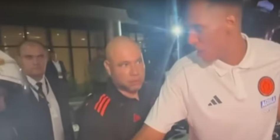 Yerry Mina, quemado por moto de policía en Brasil