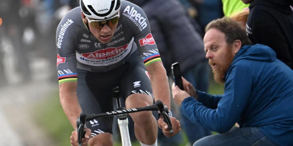Mathieu Van der Poel durante la París-Roubaix 2025