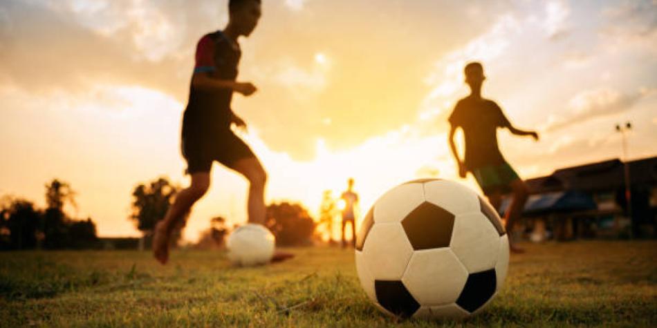 Jugar fútbol
